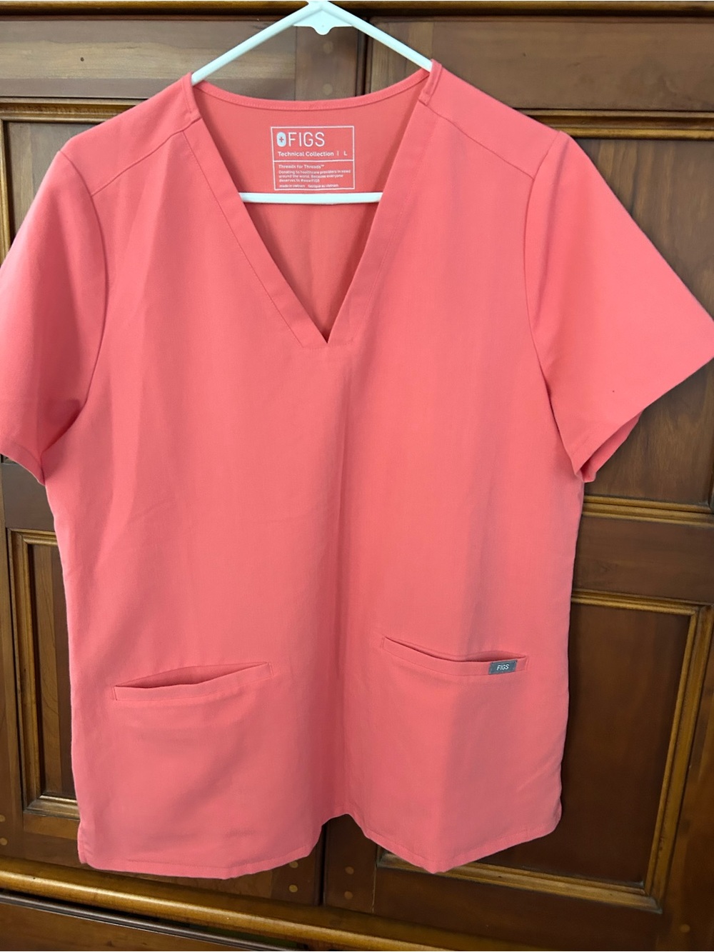 FIGS CASMA Coral V-Neck Short Sleeve Medical Top. Size Large.  Never Worn